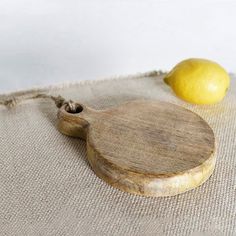 Round Wood Board, The Feathered Farmhouse Board Table, Urban Farmhouse, Modern Farmhouse Kitchens, Farmhouse Style Decorating, Christmas Wood, Wood Board, Serving Piece, Cottage Homes, Mango Wood