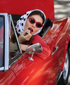 Mantyhose Çorap Red Vintage Car Photoshoot, Hairstyle 2024, Curly Hair Style, 60s Women, Foto Top, Elegant Outfit Classy, Cool Sunglasses