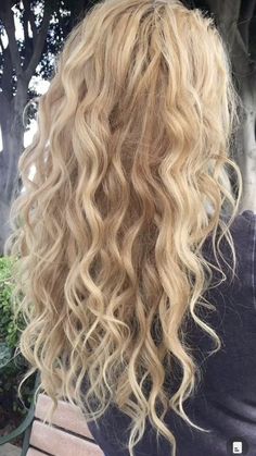 Long Blond Wave Hair, Long Blonde Beachy Hair, Long Wavy Blonde Hair Beachy Waves, Blonde Thick Wavy Hair, Light Blonde Wavy Hair, Blonde Girl Hairstyles, Naturally Wavy Blonde Hair, Beach Waves Blonde Hair, Long Wavy Hair Blonde