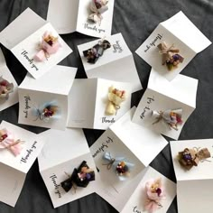 there are many small cards with flowers on them