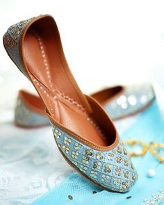 Punjabi Jutti Design, Jutti Design, Wedding Footwear, Rajasthani Dress, Female Footwear, Bridal Trends