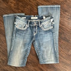 Nwt! Vigoss Size 26 1/2 Slim Boot Low Rise Dark Wash With Extreme Fade. Studded Detail On Back Pockets. Pretty Fits, Perfume Jewelry, Vigoss Jeans, Cute Preppy Outfits, Cute Everyday Outfits, Preppy Outfits, School Outfits, Dream Wardrobe