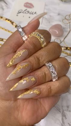 Acrylic Nail Designs Gold Flakes, Flake Nail Design, Mahogany Nails, Gold Stiletto Nails, Nail Art Gold, Acrylic Nails Stiletto, Stilleto Nails Designs, Nails Sparkle, 2024 Nails