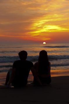 Playa 
Atardecer 
Pareja 
Mar 
Olas Couple Moments, Most Beautiful Gardens, Creative Profile Picture, Night Scenery, Moissanite Jewelry, Night Sky Photos, Jaipur India, Aesthetic Images