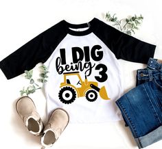 a t - shirt with the words i dig being 3 on it next to jeans and shoes