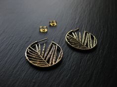 These solid brass hoop earrings with a textured leafy pattern make the perfect gift for nature lovers, herborists, witches, gardeners, botanists, bohemian goddesses.... Not too big, not too small, just 2.5 cm (1 inch) in diameter with a stud like closure including a brass butterfly stopper ~and a pair of clear rubber stoppers will also be included to your order. ABOUT BRASS: Brass is an alloy of copper and zinc that is *nickel free* Like most metals, brass will naturally oxidize with time and sk Leafy Pattern, Jewelry Hoops, Brass Butterfly, Plant Jewelry, Botanical Earrings, Brass Hoop Earrings, Organic Design, White Vinegar, Gifts For Nature Lovers