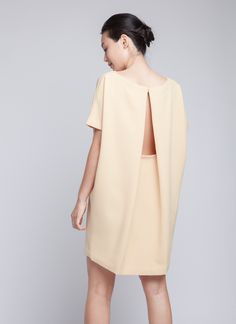 mini dolman open back dress. Dolman Sleeve Dress, Fitted Mini Dress, Open Back Dress, Dress Linen, Mode Casual, Open Back Dresses, Back Dress, Fashion Details, Dolman Sleeve