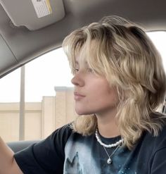 Hangodango on tiktok Midume Length Hair Styles, Women’s Wolfcut, Womens Soft Mullet, Women’s Shaggy Haircuts, Shag Wolfcut Short, Shaggy Hair Cuts For Women, Midwest Emo Haircut, Masc Shag Haircut, Boyish 90s Cut