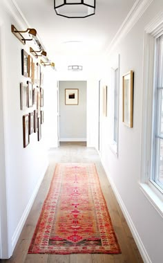 [For the Home] Traditional Rugs in Modern Rooms Renovation House, Best White Paint, Hal Decor, Long Hallway, White Paint Colors, Narrow Hallway, Vintage Interior, Style At Home, Cozy Cottage