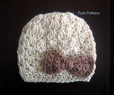 a crocheted hat with a bow on the side and text below that reads, bow hat crochet pattern