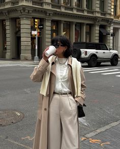 Rainy Day Outfits Fall, London Autumn Outfit, Beige Jacket Outfit, Beige Trench Coat Outfit, Beige Sweater Outfit, Trench Coat Outfits, Demure Outfit, Outfit Ideas Autumn, Rainy Day Outfits