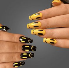 Bee Nail Designs, Unique Nail Art Designs, Halloween Nail Art Tutorial, Character Nails, Unique Nail Art, Yellow Nails Design, Punk Nails