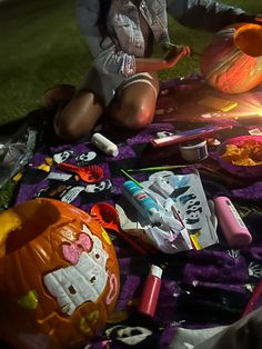 Friend Halloween Activities, Halloween Activities Aesthetic, Halloween Friend Pictures, What To Do On Halloween With Friends, Halloween Ideas With Friends, Halloween Stuff To Do, Halloween Hangout Ideas, Halloween Things To Do With Friends, Halloween Friends Aesthetic