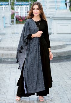 Black Pakistani Dress, Pakistani Suit, Simple Kurta Designs, Simple Kurti Designs, Pakistani Fashion Casual, Casual Indian Fashion, Pakistani Dresses Casual, Salwar Kamiz, Kurti Designs Party Wear