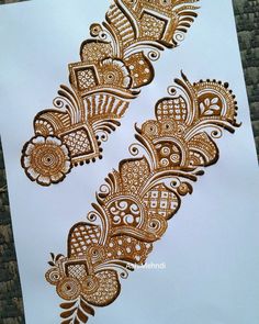 an intricate hendi design on white paper