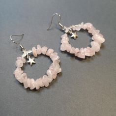 Rose quartz hoop earrings - The French Witch shop Crystal Hoop Earrings Diy, Hoop Earring Diy, Jewelry Inspiration Earrings, Handmade Hoop Earrings Ideas, Crystal Earring Ideas, Witch Earrings Diy, Crystal Bead Jewelry Ideas, Bead Earrings Ideas Diy Jewelry, Crystal Bead Jewelry Diy