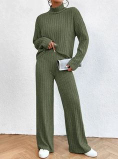 Descubre el estilo y la comodidad del otoño y el invierno con este elegante conjunto de dos piezas. Esta combinación consta de un pantalón elástico con una bonita cinturilla que dará a tu conjunto un aire sofisticado. Dependiendo de la ocasión, podrás vestir elegante o informal con este jersey gracias a su estilo versátil. Con un toque de modernidad y elegancia, este estiloso jersey combinará a la perfección con tu conjunto. Esta prenda con bonitos detalles es muy cómoda y te mantendrá abrigada y con estilo en los días de frío. ✓ Estilo elegante y moderno: Esta combinación de dos piezas crea un conjunto versátil y con estilo para otoño e invierno al combinar la elegancia tradicional con un toque moderno.✓ La comodidad es lo primero: Tu comodidad es primordial en el diseño del pantalón elás Two Piece Sweater Set, Knitted Trousers, Stylish Sweaters, Chic Sweaters, Polo Shirt Women, Pullover Shirt, Sweater Set, Belleza Natural, Turtleneck Sweater