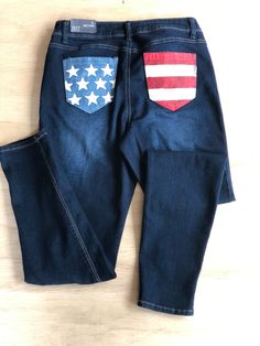 Women's size 8 skinny jeans with Stars and Stripes hand painted on the back pockets. Hand washing in cold water is recommended. Avoid rubbing the painted section of the jacket. Occasional machine wash in cold water in gentle cycle is also ok. Wash inside out. Do not use fabric softener. Jean Painting, Senior Pants, Hand Painted Jeans, Senior Jeans, Painted Shorts, Jacket Ideas, Denim Art, Painted Jeans, Jean Pockets