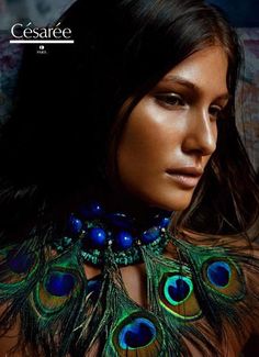 Connaissez-vous le mythe de l’origine de la couleur des oiseaux en Amazonie ?  Ce serait de là que l’art de la plume proviendrait...  Photo : @madame Peacock Feather Jewelry, Indian Retro, Turtle Crafts, Makeup Light, Peacock Jewelry, Fancy Accessories, Madame Figaro, Cosmetics Photography, Festival Inspiration