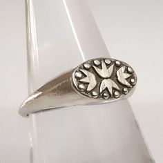 This sterling silver leaf ring is a beautiful example of nature-inspired jewelry, featuring a delicate, thin band that's perfect for stacking. The subtle leaf motif adds a touch of elegance to any look, making it an ideal choice for bridesmaid gifts or personal indulgence. Its versatile design suits both day and night, offering a classic touch of nature's beauty. I love how its understated charm and craftsmanship make it a go-to piece for everyday sophistication. PRODUCT DETAILS * Material: 925 Womens Signet Ring, Silver Leaf Ring, Signet Rings Women, Modernist Ring, Ring Flower, Silver Signet Ring, Nature Inspired Jewelry, Ring Oval, Unique Ring