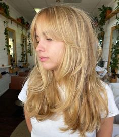 Layered 70s Hair, Curtain Bangs Medium Hair With Layers, Blended Bangs Into Hair, 70s Hair Layers, 70s Style Haircut, 70s Hair Cuts, Blonde Hair Edgy, Long Hair Fringe Styles, Sabrina Carpenter Hair Layers