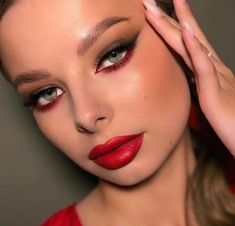 Eyeshadow Halloween, Devil Makeup Halloween, Red Eyeshadow Look, Maquillage Halloween Simple