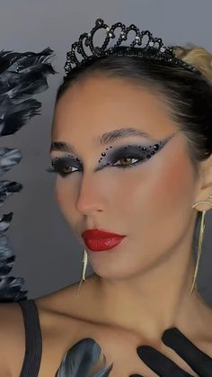 Classy Halloween Costumes For Women, Dark Swan Makeup, Black Swan Makeup Look, Black Swan Costume Makeup, Black Swan Eye Makeup, Black Swan Make Up, Black Swan Makeup Halloween, Black Angel Makeup, Halloween Costumes Women 2024