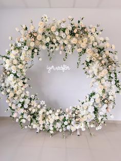 white flowers arranged in a circular arrangement