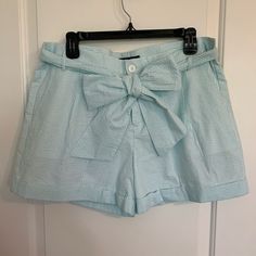 New With Tags Lauren James Size Xl Green And White Seersucker Bow Shorts. The Bow Can Be Removed And Just Goes Through The Belt Loops And Ties. Has Front Pockets And The Back Pockets Aren't Really Pockets Just Made To Look Like Pockets. Roll Up At The Bottom. They Button And Zip Up. So Adorable To Wear With White A White Top And Sandals. Inseam = 3 1/2 Inches Rolled To Length Shown Waist = 18 1/2 Inches Across Length Top Of Waist To Bottom = 15 Inches Thanks For Looking! Offers Are Welcome! Summer Seersucker Bottoms For Vacation, Preppy Cotton Shorts For Day Out, Spring Seersucker Beach Bottoms, Spring Beach Seersucker Bottoms, Cute Summer Bottoms For Daywear, Cute Summer Daywear Bottoms, Preppy Cotton Bottoms For Vacation, Preppy Cotton Vacation Bottoms, Preppy Cotton Bottoms For Summer