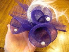 Follow these simple step-by-step instructions to make your own crin flower to trim your handmade fascinator. Accessoires Barbie, Red Hat Society