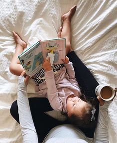 Mother Baby Photography, Classic Hair, Baby Reading, Learning To Read, Mommy And Son, Free Spirited, Mother And Baby, Baby Photoshoot, Kids Pictures