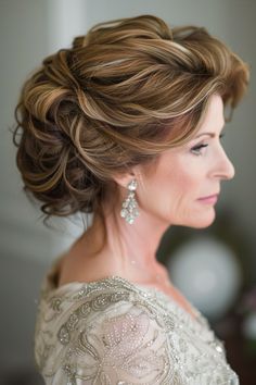 17 Simple & Stunning Hairstyles for the Mother of the Bride - NeedleStar Mom Hair, Wedding Hair Up, Mother Of Bride Outfits, Mother Of Groom Dresses