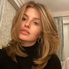 Lob Haircut With Layers And Curtain Bangs, Short Hair For Thick Hair Wavy, Right Part Hair Hairstyles, Square Jaw Short Hair, Short And Layered Hair, Shorter Womens Haircuts, Long Layers On Short Length Hair, Hairstyles For Lots Of Fine Hair, Haircuts To Look Older