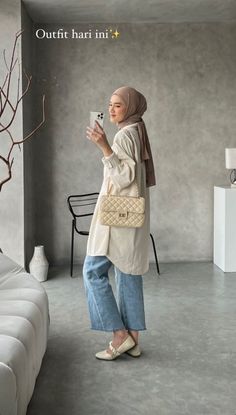 Modest Minimalist Fashion, Minimalist Outfit Hijab, Tunik Hijab Style, Jeans Outfit Hijab, Neutral Ootd, Tutorial Hijab Pashmina, Hijab Fashion Summer, Modern Hijab Fashion, Tutorial Hijab