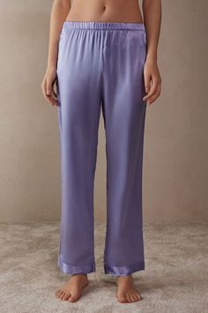 Silk satin pajama pants featuring a covered stretch waistband and contrast trim. The model is 179 cm tall. Satin Pajama Pants, Pyjama Satin, Homewear Woman, Satin Pajama, Satin Trousers, Womens Pajamas Pants, Pyjama Bottoms, Lingerie Accessories, Satin Pajamas