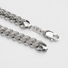 Das neue Cuban Armband aus unserer Sterlingsilber-Kollektion ist ein äußerst luxuriöses Schmuckstück. Große, hochglanzpolierte Kettenglieder aus reinem Sterlingsilber lassen dieses Schmuckstück im Licht glänzen. Das Armband ist definitiv ein Blickfang.

 


	Material: 925 Sterlingsilber
	Hochwertige Rhodium-Beschichtung
	Maße des Armbands: 8mm breit 
	Hypoallergen & keine Verfärbung auf der Haut
	WARPEDSENSE®-Logo Branding
	Handgefertigt in Italien
	Inklusive Schmuckbox Italy Jewelry, Cuban Link Bracelet, Cuban Bracelet, Silver Collection, Chain Links, Cuban Chain, Cuban Link, Jewelry Gift Box, Bracelet Sizes