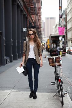 blazer + skinnies. How To Wear Jeans To Work, Business Casual Jeans, Blazer Outfit, Cooler Look, Outfit Trends, Outfit Women, Mode Inspo, Blazer Outfits, Tweed Blazer