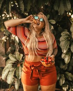 Orange Shorts Outfit, Outfits Hawaii, Hawaii Girl, Island Vacation Outfits, High Waisted Shorts Outfit, Island Style Clothing, Fashion Island, Hawaii Photography, Hawaii Outfits