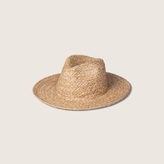 The everyday Summer Hat Style for him or her. With its heavy weave and natural sand colour, the River Sand hat is made for almost every outing. This hat is durable, flexible and suits all heads. Summer Hat Style, Vacation Hat, Womens Straw Hats, Summer Straw Hat, Trilby Hat, Unique Hats, Hat Style, Bear Hat, Straw Hats