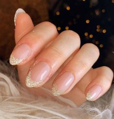 Nails design Glitter Tip Manicure, Sparkly Gold French Tip Nails Almond, Prom Nails With Gold Dress, Gold Tipped French Manicure, Gold Sparkle Nail Designs, French Manicure With Sparkle, Gold Sparkle French Tip Nails, French Nails Glitter Sparkle, Shimmer French Tip Nails