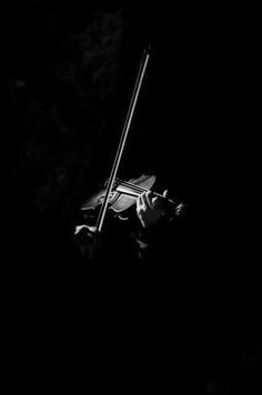 a violin that is sitting in the dark