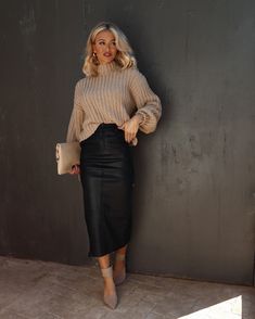 Faux Leather Pencil Skirt For Fall Night Out, Fall Midi Pencil Skirt For Date Night, Elegant Faux Leather Pencil Skirt For Date Night, Fall Leather Midi Pencil Skirt, Date Night Faux Leather Pencil Skirt, Fall Colors 2023, Fashion 2023 Casual, Outfits Early Fall, Cool Fall Outfits