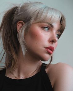 Blond Fringe Dark Hair, Emelie Axelson, Subtle Color Block Hair, Bleached Fringe, Colour Block Hair, Split Bangs, Block Fringe, Blonde Fringe, Queer Hair