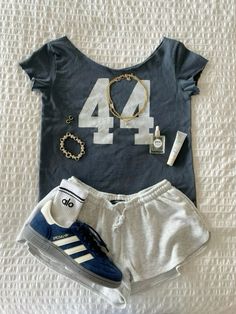 Back To School Outfit Inspo 2024, Sweatshorts Outfits, Alo Outfit, Girly Summer Outfits, Lazy Fits, Casual Preppy Outfits, Concert Outfits