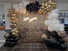 Shimmer Balloon wall Gold Sequin Backdrop With Balloons, Gold Shimmer Backdrop With Balloons, Gold Shimmer Wall With Balloons, New Year Backdrop Ideas, New Years Backdrop, Sangeet Backdrop, Gold Shimmer Wall, Gatsby Birthday Party, Balloon Displays