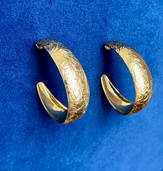 Gorgeous bold hoop earrings! 1980's look. Detailed floral etched design. 1.5" by 0.5" at the widest. Beautiful oval shape curved and slightly domed. In excellent condition, no damages. Ask any questions or additional photos. Comes in a gift box 80s Earrings, The Bling Ring, Simple Hoop Earrings, Retro Earring, Onyx Earrings, Jewelry Lookbook, Large Hoop Earrings, 2023 Fashion, Gorgeous Bracelet