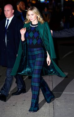 Tartan trousers have long been a staple in traditional Scottish dress, but in recent years they have made a comeback in the fashion world as a stylish and versatile wardrobe staple. This classic print has been given a modern twist, making it a popular choice for both men and women looking to add a touch … Christmas Pant Suit Women, High Heel Oxfords Outfit, Tartan Coat Outfit, Ivy League Fashion, Mode Tartan, Scottish Dress, Tartan Fashion, Watercress, Green Coat