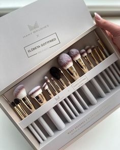 Luxury Makeup Brushes, Makeup Set Aesthetic, Make Up Brushes Aesthetic, Makeup Brand Aesthetic, Makeup Packaging Ideas, Makeup Brushes Aesthetic, Drugstore Makeup Must Haves, Drugstore Makeup Products, Makeup Applicators