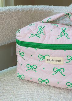 11" x 6" green ribbon on pink patterned makeup bag Big Makeup Bag, Best Makeup Bags, Big Makeup Bags, Preppy Makeup Bag, Makeup Bag Pink, Cute Makeup Bag, Cute Makeup Bags, Preppy Stuff, Santa Gifts