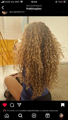 Highlight Blonde Curly Hair, Long Dyed Curly Hair, Caramel Brown Hair Curly, Golden Blonde Hair Black Women, Honey Blonde Hair Curly, Golden Brown Curly Hair, Honey Blonde Highlights Curly Hair, Caramel Curly Hair, Honey Brown Curls